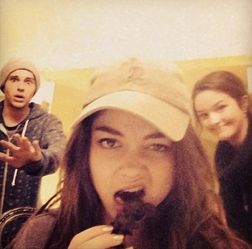 Съедобная нога и селфи бровей: что публикуют звезды в Instagram