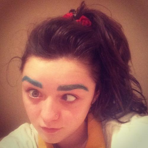 Съедобная нога и селфи бровей: что публикуют звезды в Instagram