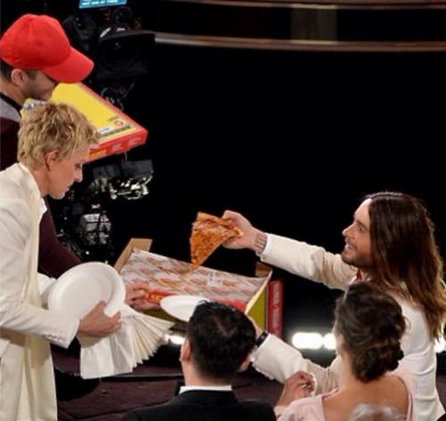 Съедобная нога и селфи бровей: что публикуют звезды в Instagram