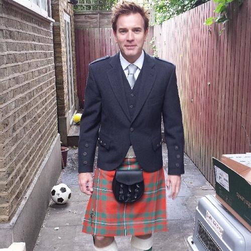 Съедобная нога и селфи бровей: что публикуют звезды в Instagram