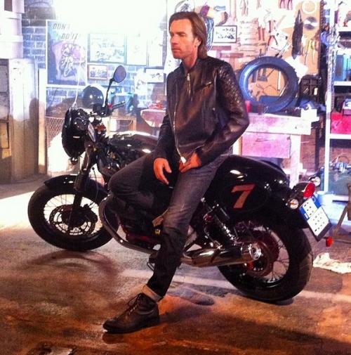 Съедобная нога и селфи бровей: что публикуют звезды в Instagram