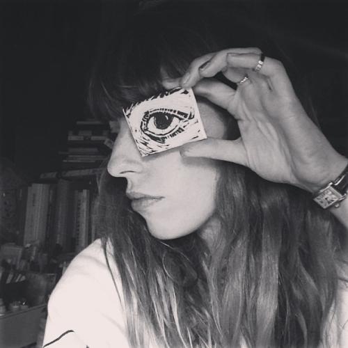 Съедобная нога и селфи бровей: что публикуют звезды в Instagram