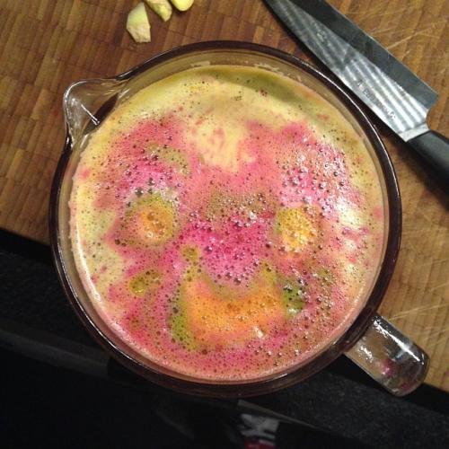 Съедобная нога и селфи бровей: что публикуют звезды в Instagram