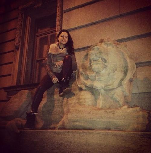 Съедобная нога и селфи бровей: что публикуют звезды в Instagram