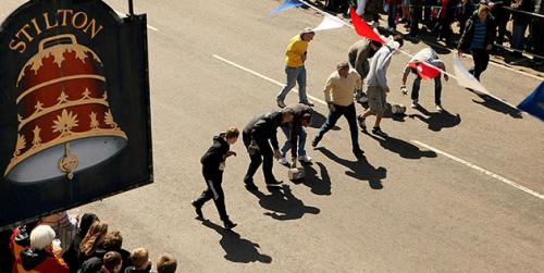 В Британии по улице катали сыры