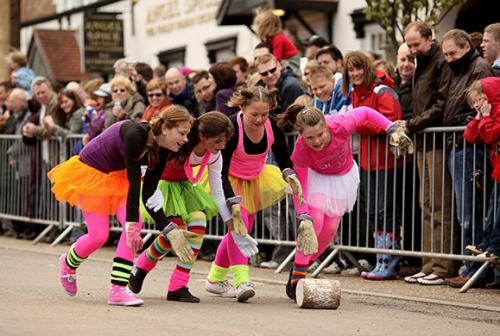 В Британии по улице катали сыры