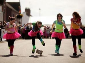 В Британии по улице катали сыры