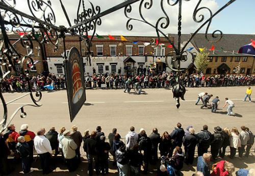 В Британии по улице катали сыры