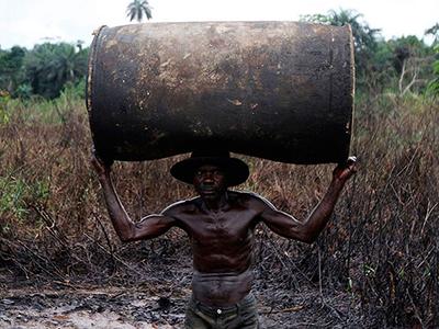Как добывают «черное золото» Нигерии