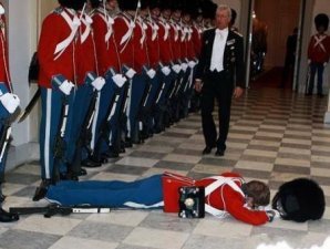 Тяготы службы Королевского почетного караула