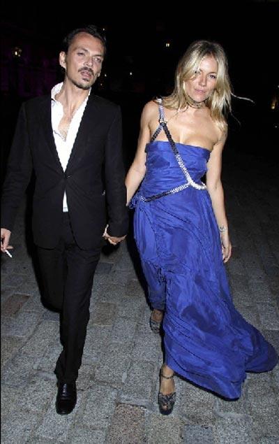 Сиенна Миллер подвыпила на презентации