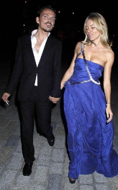 Сиенна Миллер подвыпила на презентации