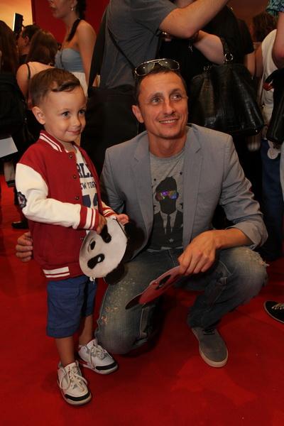 На премьеру комедии "Подарок с характером" Кузя пришел с женой