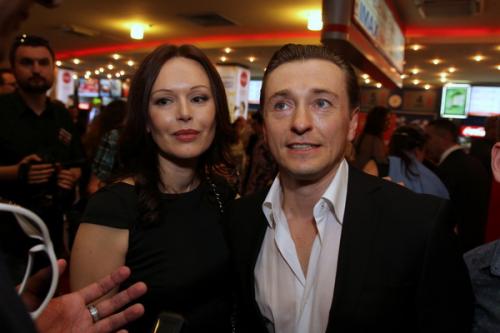 На премьеру комедии "Подарок с характером" Кузя пришел с женой