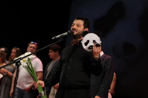 На премьеру комедии "Подарок с характером" Кузя пришел с женой