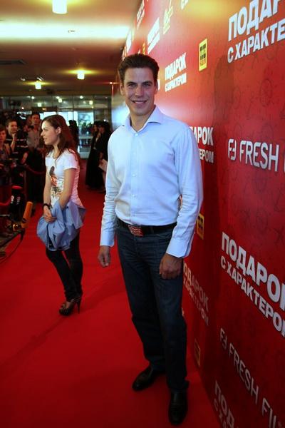 На премьеру комедии "Подарок с характером" Кузя пришел с женой