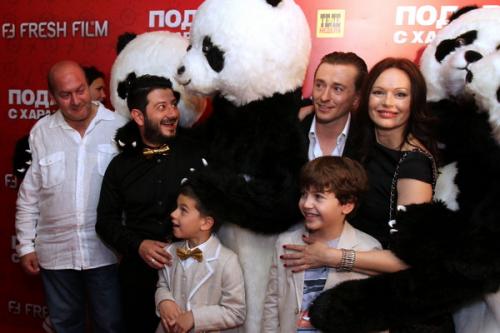 На премьеру комедии "Подарок с характером" Кузя пришел с женой