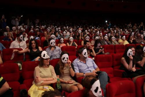 На премьеру комедии "Подарок с характером" Кузя пришел с женой