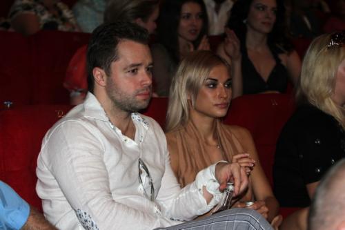 На премьеру комедии "Подарок с характером" Кузя пришел с женой