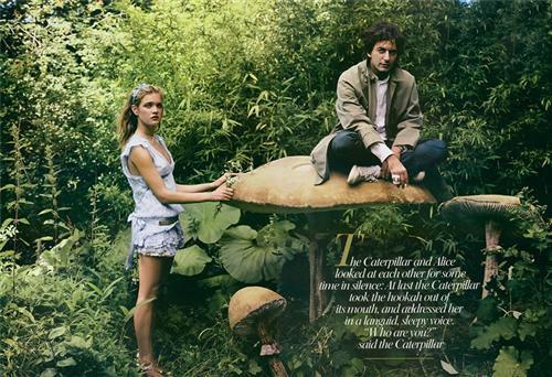 Водянова отправилась в Страну Чудес, чтобы мерить платья