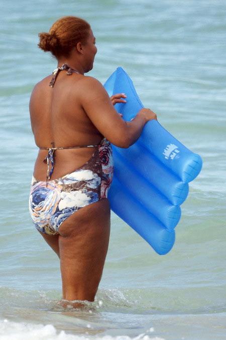 Кому из звезд лучше не показываться на пляже