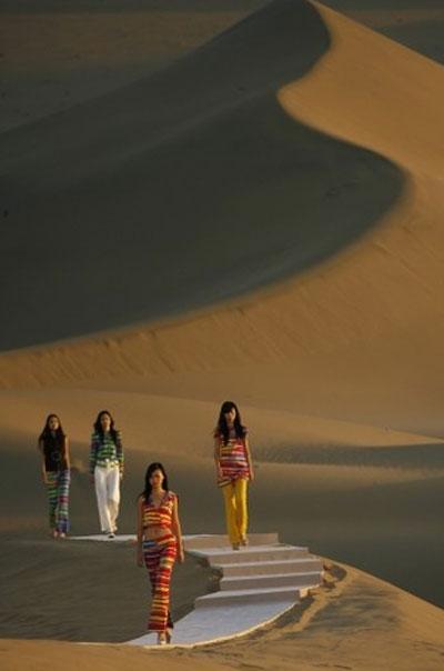 Пьер Карден завёл моделей в пустыню