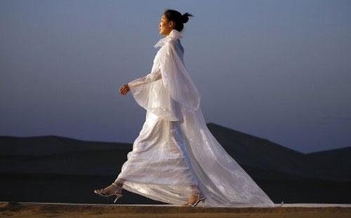 Пьер Карден завёл моделей в пустыню