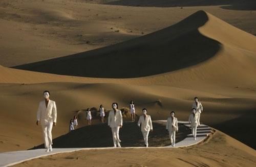 Пьер Карден завёл моделей в пустыню