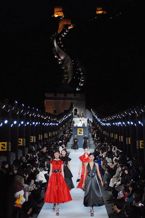 Пьер Карден завёл моделей в пустыню