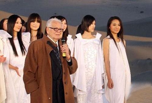 Пьер Карден завёл моделей в пустыню