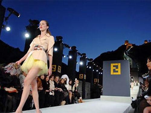 Пьер Карден завёл моделей в пустыню