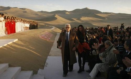 Пьер Карден завёл моделей в пустыню