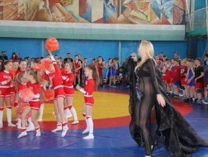 Самые неуместные наряды звезд на официальных приемах и красных дорожках