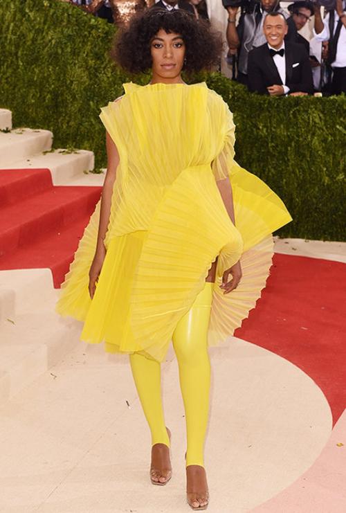 Самые неуместные наряды звезд на официальных приемах и красных дорожках