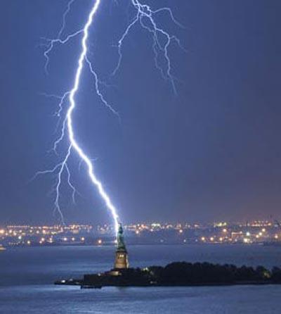 Фотограф снял феноменальный кадр статуи Свободы