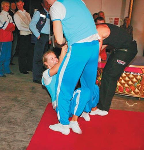 Собчак стянула с Лазарева штаны