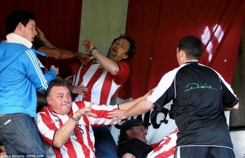 Капитан футбольной команды избил болельщика