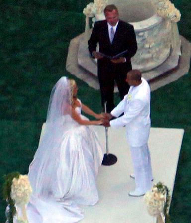 Одна из "заек Playboy" и любовниц Хью Хефнера вышла замуж