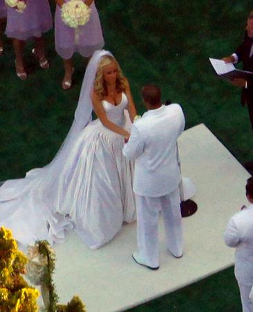 Одна из "заек Playboy" и любовниц Хью Хефнера вышла замуж