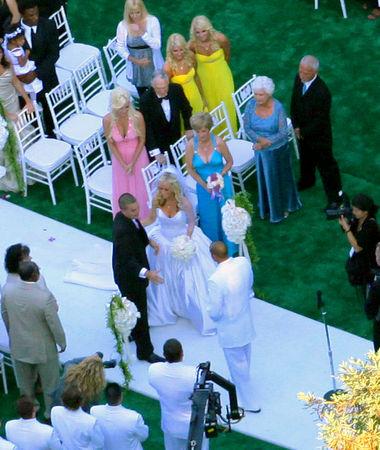 Одна из "заек Playboy" и любовниц Хью Хефнера вышла замуж