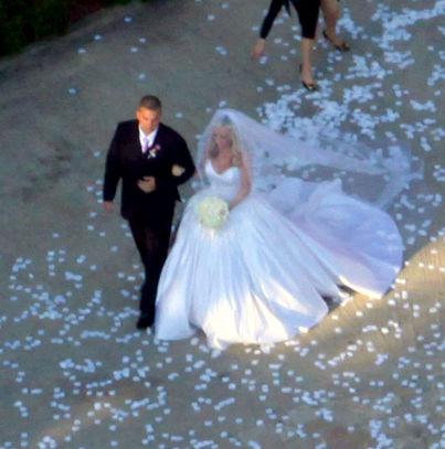 Одна из "заек Playboy" и любовниц Хью Хефнера вышла замуж