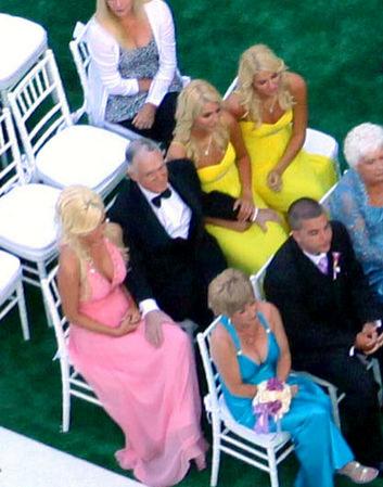 Одна из "заек Playboy" и любовниц Хью Хефнера вышла замуж