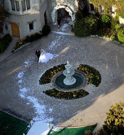 Одна из "заек Playboy" и любовниц Хью Хефнера вышла замуж