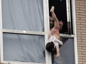 Самоубийца пытался выбросить свою дочь с восьмого этажа