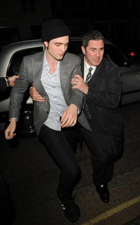 Звезда "Сумерек" напился до беспамятства