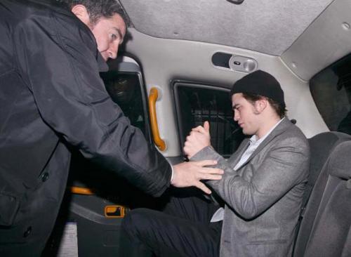 Звезда "Сумерек" напился до беспамятства