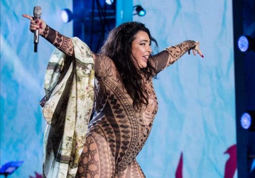 Звезды в возрасте, щеголяющие в откровенных нарядах