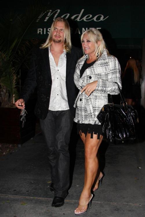 Звезды в возрасте, щеголяющие в откровенных нарядах