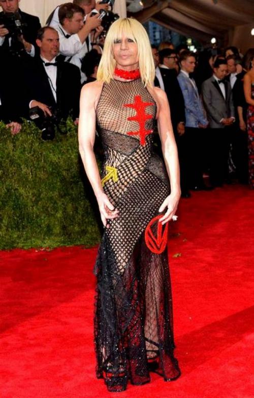 Звезды в возрасте, щеголяющие в откровенных нарядах