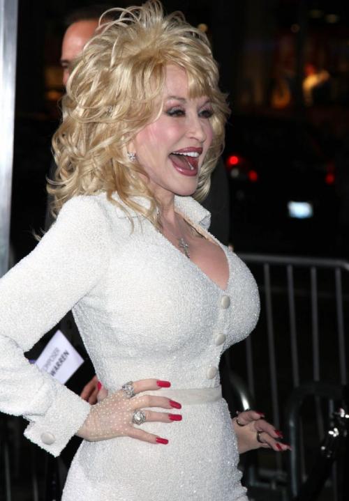 Звезды в возрасте, щеголяющие в откровенных нарядах